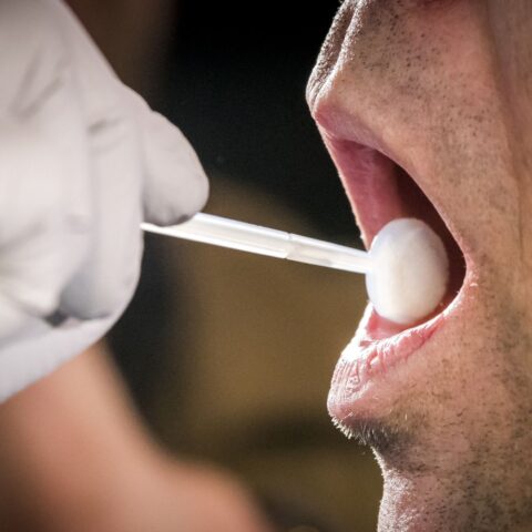 Kabinet wil dat DNA al voor veroordeling wordt afgenomen bij verdachten