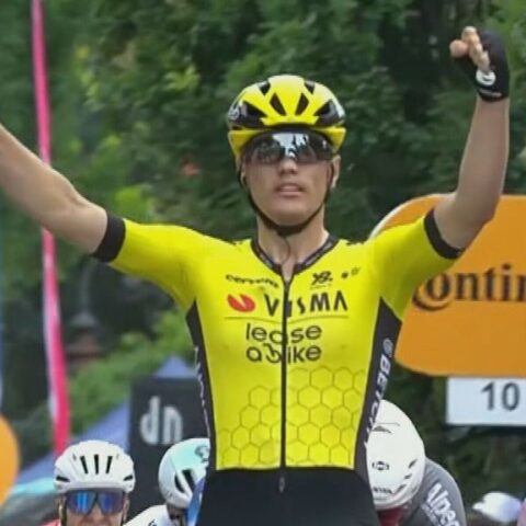 Kooij verslaat Van Uden in lastige sprint en pakt zege in twaalfde Giro-etappe