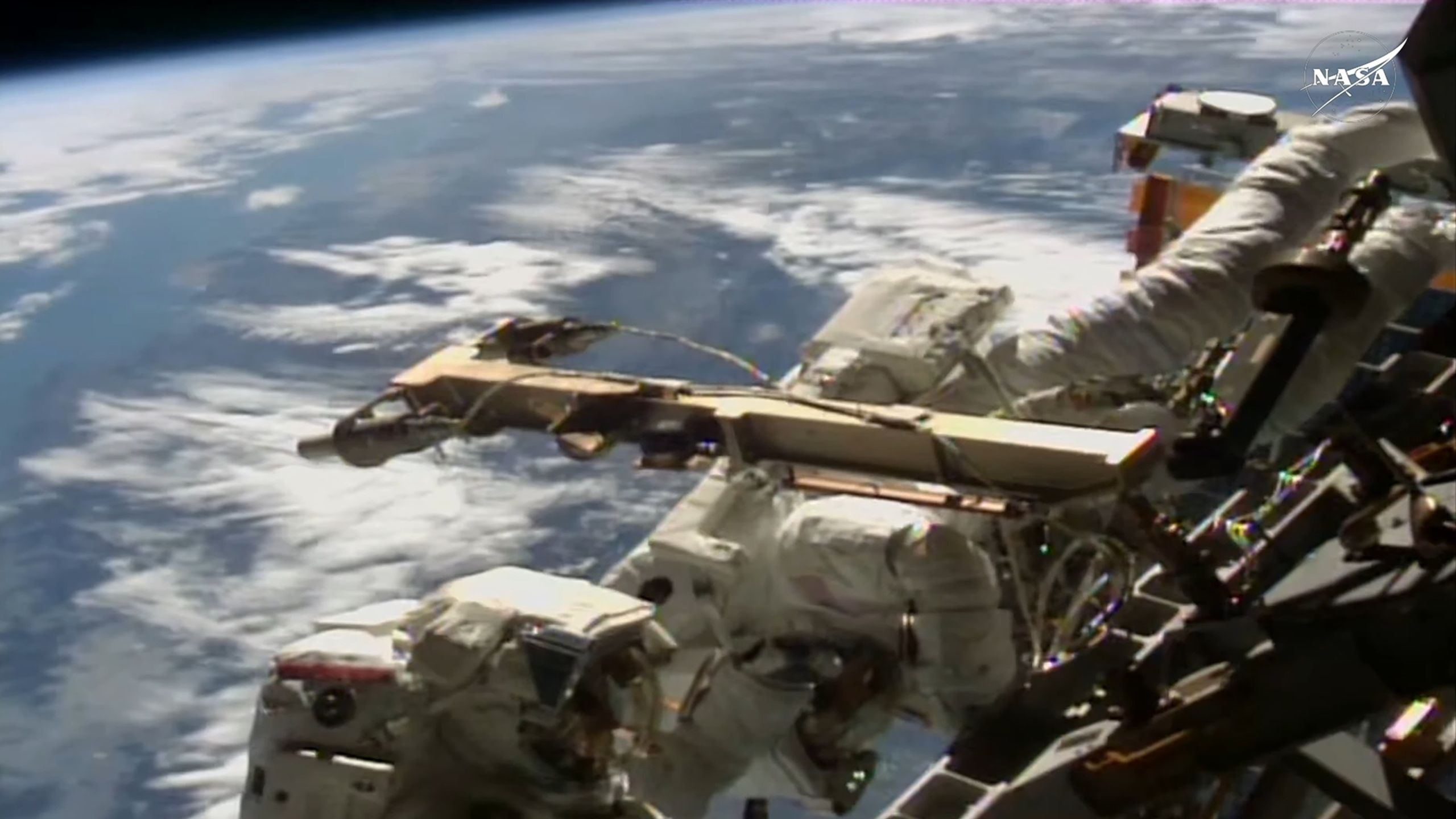 Na zes jaar maakt astronaut Anne McClain alsnog haar 'all female'-ruimtewandeling
