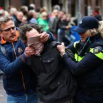 Ook oorlogsheld Marco Kroon grijpt in bij protest viering Bevrijdingsdag, rookbom richting premier Schoof