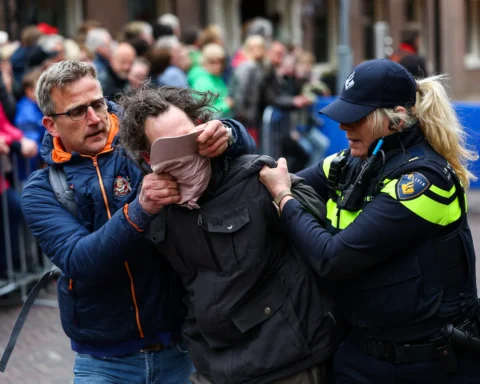 Ook oorlogsheld Marco Kroon grijpt in bij protest viering Bevrijdingsdag, rookbom richting premier Schoof