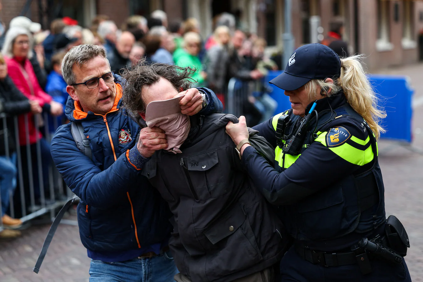Ook oorlogsheld Marco Kroon grijpt in bij protest viering Bevrijdingsdag, rookbom richting premier Schoof