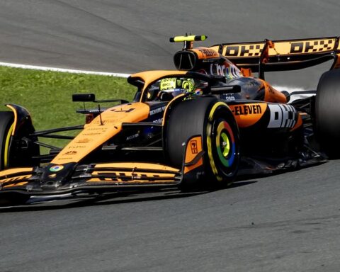 Piastri en Norris testen oude McLaren in Zandvoort: 'Data goed te vergelijken'