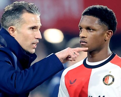 Read (18) mede dankzij speciale band met Van Persie zekerheid bij Feyenoord: 'Praten heel veel'
