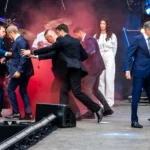 Schoof ontsteekt bevrijdingsvuur in Wageningen, rookbom op podium