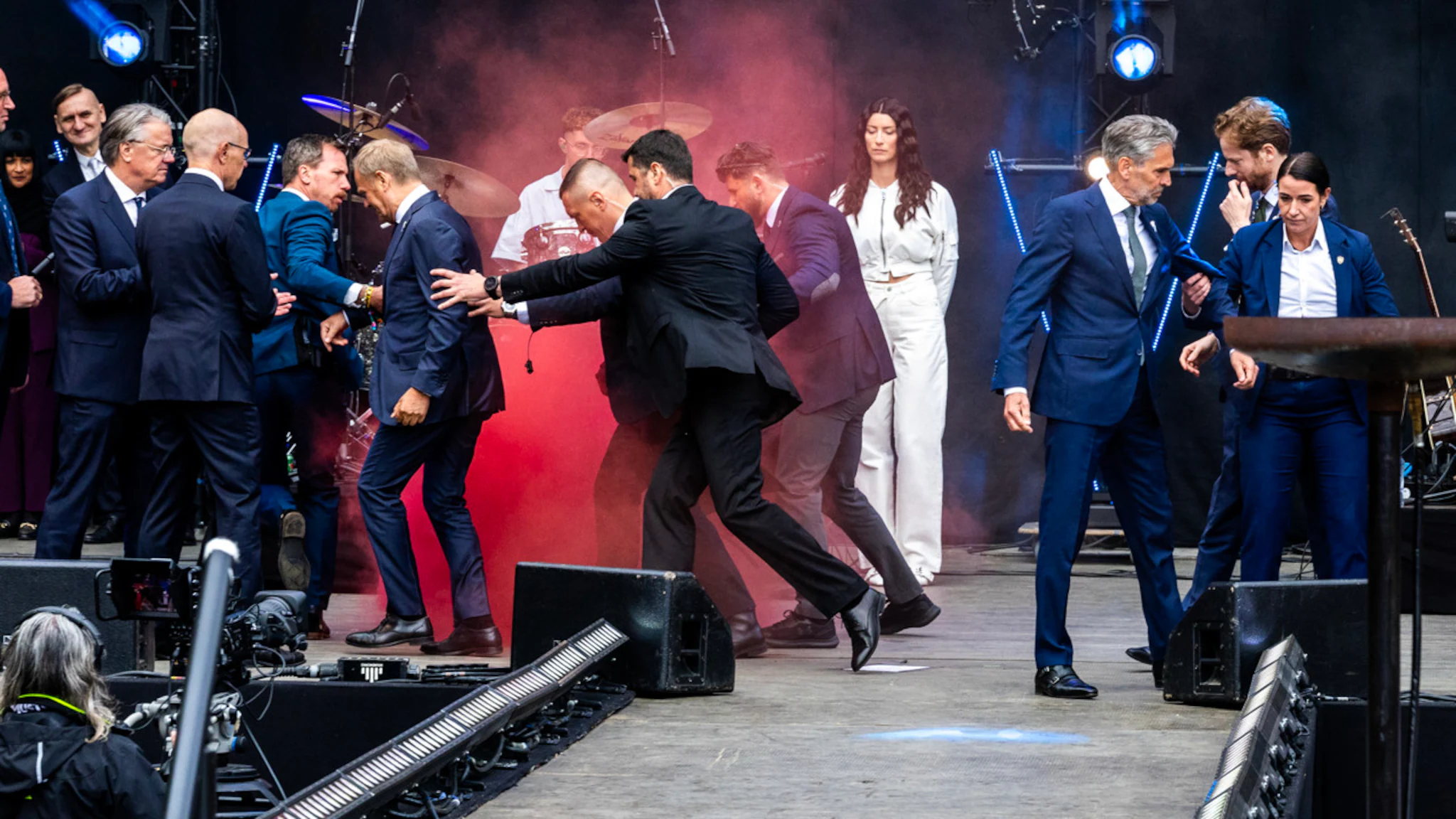 Schoof ontsteekt bevrijdingsvuur in Wageningen, rookbom op podium