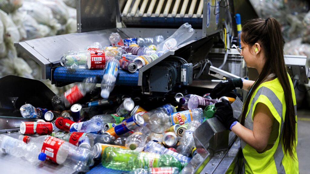 Statiegeld Nederland opent winkels voor het inleveren van plastic en blik