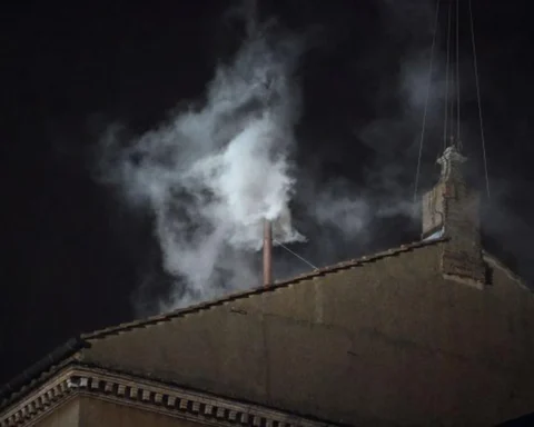 Witte rook in het Vaticaan: kardinalen hebben nieuwe paus gekozen