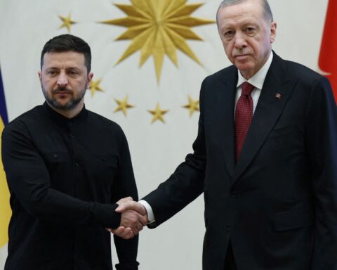 Zelensky hakt knoop door: Oekraïense delegatie gaat praten met Russische