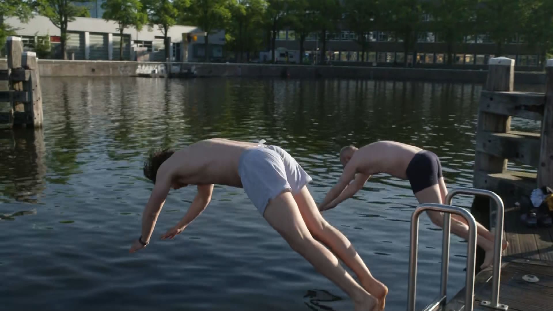 Zwemseizoen in open water begonnen, binnenhaven in Amsterdam nieuwe locatie