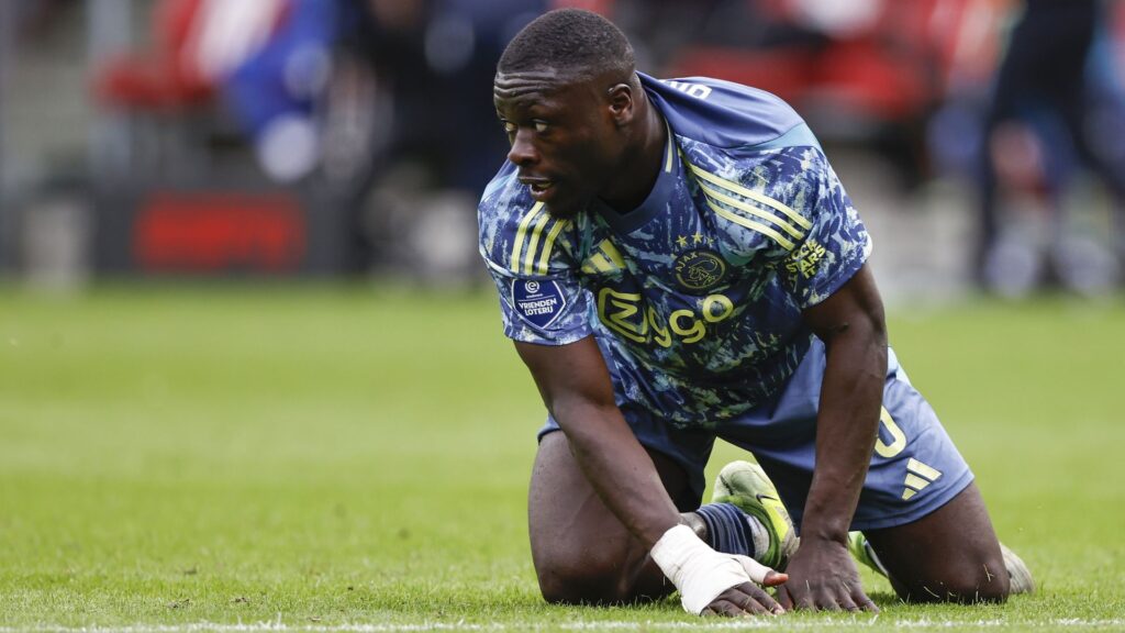 Ajax-spits Brobbey langdurig afgeperst: aanslagen op huis en auto's, vriend beschoten