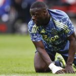 Ajax-spits Brobbey langdurig afgeperst: aanslagen op huis en auto's, vriend beschoten