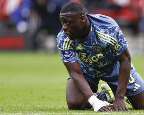 Ajax-spits Brobbey langdurig afgeperst: aanslagen op huis en auto's, vriend beschoten