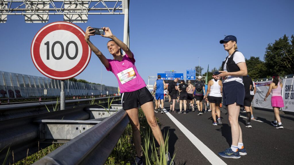 Amsterdam danst, sport en zingt op hete snelweg vanwege 750-jarig bestaan
