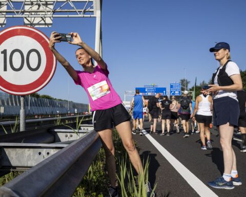 Amsterdam danst, sport en zingt op hete snelweg vanwege 750-jarig bestaan