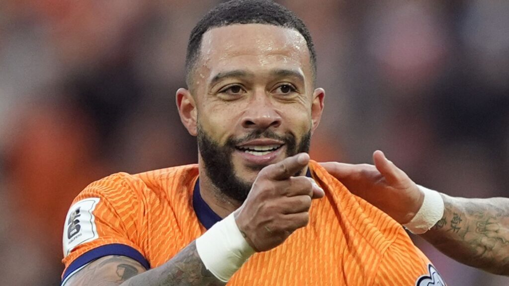 Depay evenaart record Van Persie en is medetopscorer aller tijden van Oranje