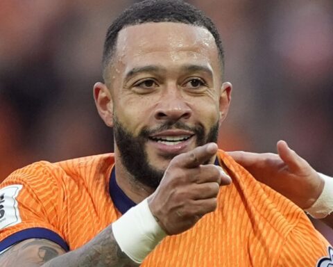Depay evenaart record Van Persie en is medetopscorer aller tijden van Oranje