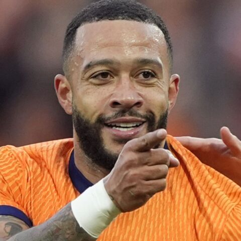 Depay evenaart record Van Persie en is medetopscorer aller tijden van Oranje