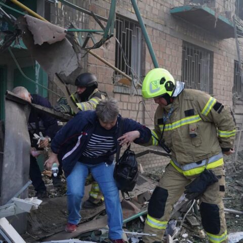 Doden bij Russische aanval op Kyiv, honderden drones ingezet