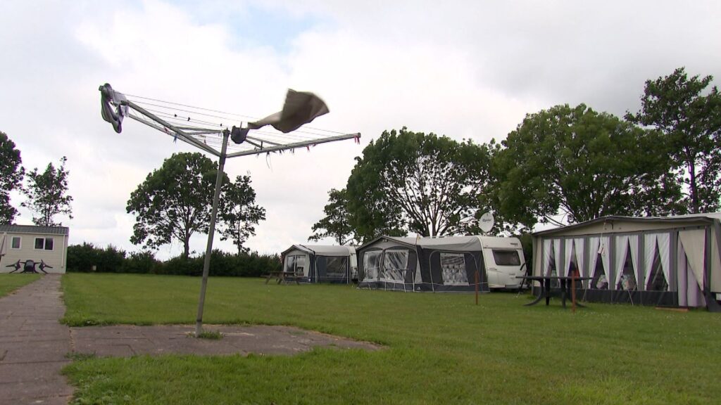 Door- en doornat op de Zeeuwse camping: 'we doen het er maar mee'