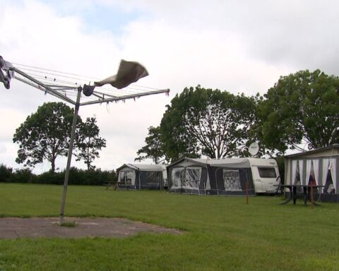 Door- en doornat op de Zeeuwse camping: 'we doen het er maar mee'