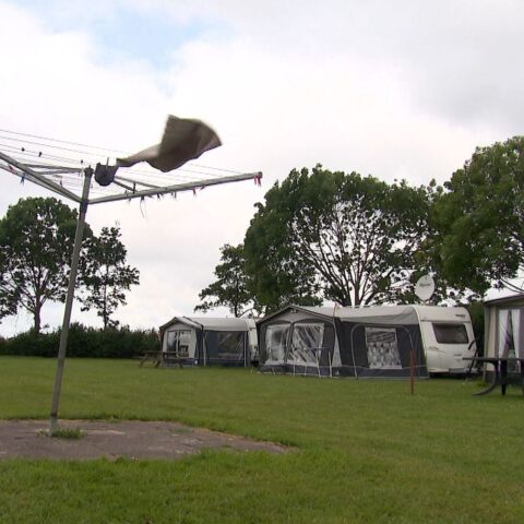 Door- en doornat op de Zeeuwse camping: 'we doen het er maar mee'
