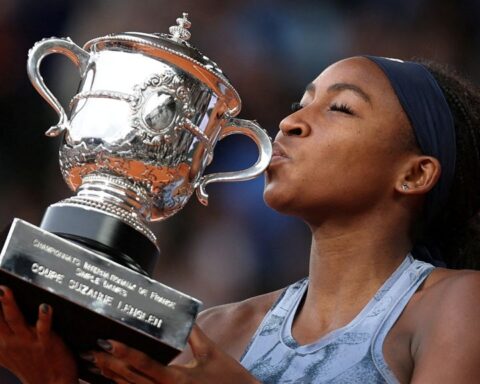 Gauff grijpt eerste titel op Roland Garros na spannende driesetter tegen Sabalenka