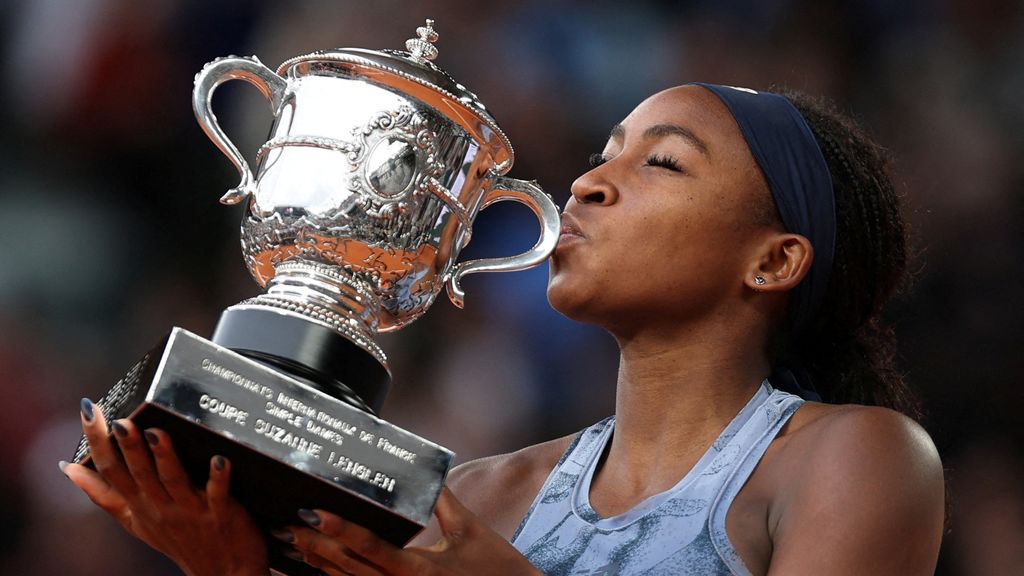 Gauff grijpt eerste titel op Roland Garros na spannende driesetter tegen Sabalenka