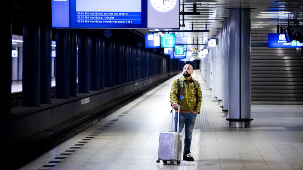 Hele ochtend geen treinverkeer Schiphol door stroomstoring