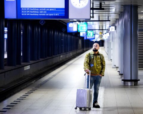 Hele ochtend geen treinverkeer Schiphol door stroomstoring