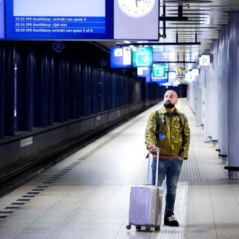 Hele ochtend geen treinverkeer Schiphol door stroomstoring