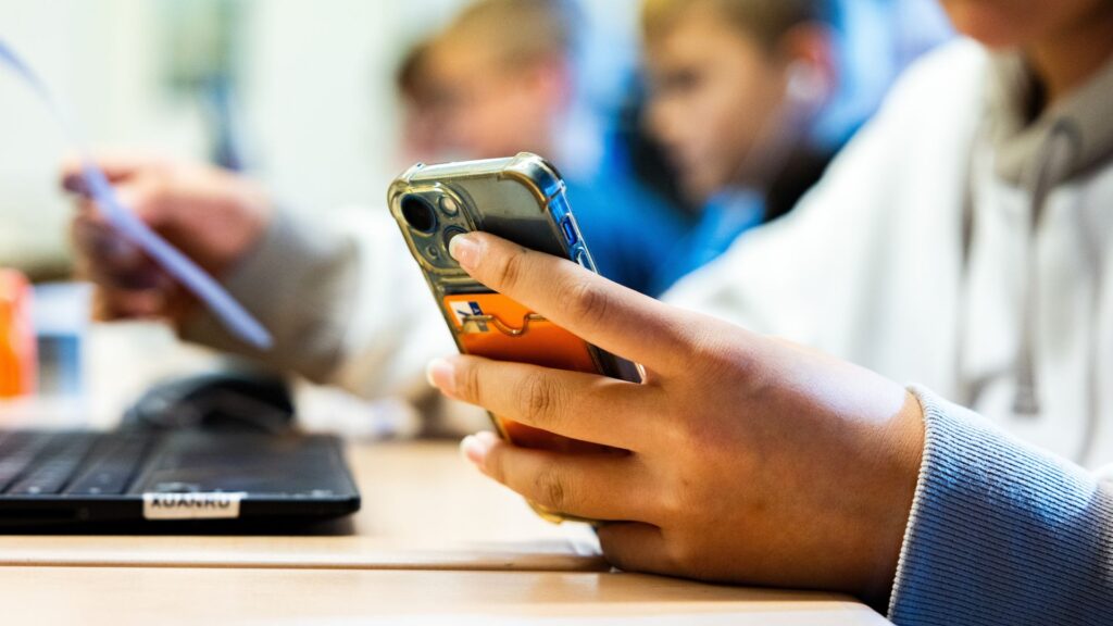 Kabinet: geen sociale media onder 15 jaar, smartphone vanaf groep 8
