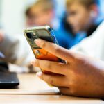 Kabinet: geen sociale media onder 15 jaar, smartphone vanaf groep 8