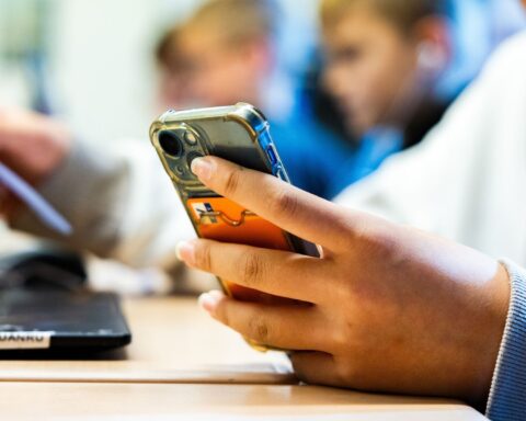 Kabinet: geen sociale media onder 15 jaar, smartphone vanaf groep 8