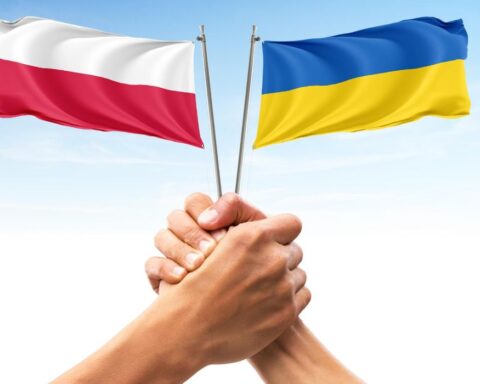Polen blijft bondgenoot van Oekraïne ondanks politieke wissel: Síkorski benadrukt EU-prioriteiten