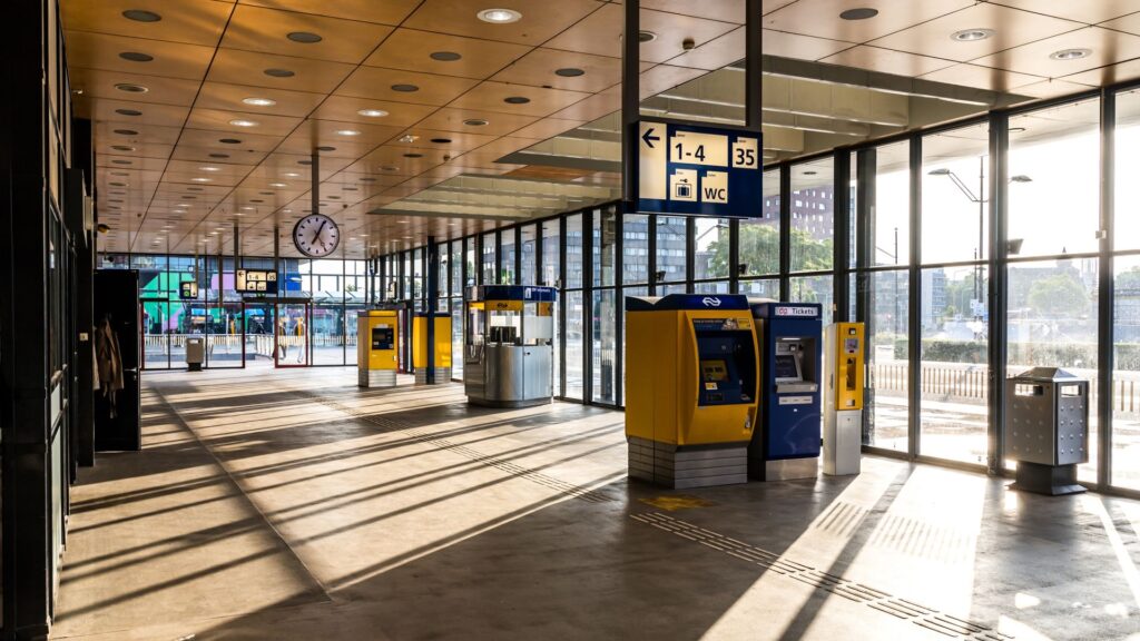 Treinverkeer weer grotendeels plat: mag de NS onbeperkt staken?