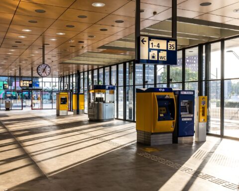Treinverkeer weer grotendeels plat: mag de NS onbeperkt staken?