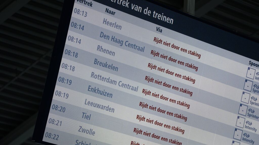 Vakbonden kondigen treinstakingen aan, NS vreest landelijke impact
