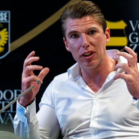 Vitesse bijna terug in Nederlandse handen, licentiecommissie moet overname goedkeuren