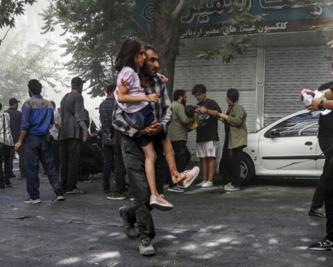 Zorgen om Nederlandse familieleden in Iran: 'Tien uur ondervraagd'