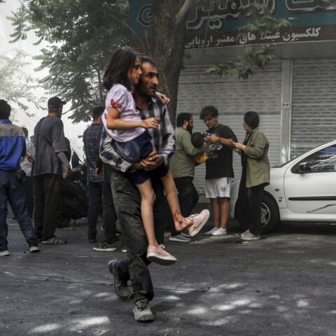 Zorgen om Nederlandse familieleden in Iran: 'Tien uur ondervraagd'