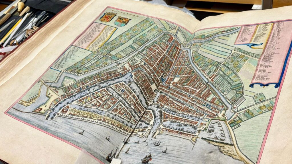 Atlassen van bijna 400 jaar oud worden gerestaureerd in Rotterdam