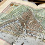 Atlassen van bijna 400 jaar oud worden gerestaureerd in Rotterdam