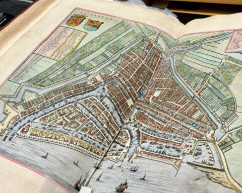 Atlassen van bijna 400 jaar oud worden gerestaureerd in Rotterdam