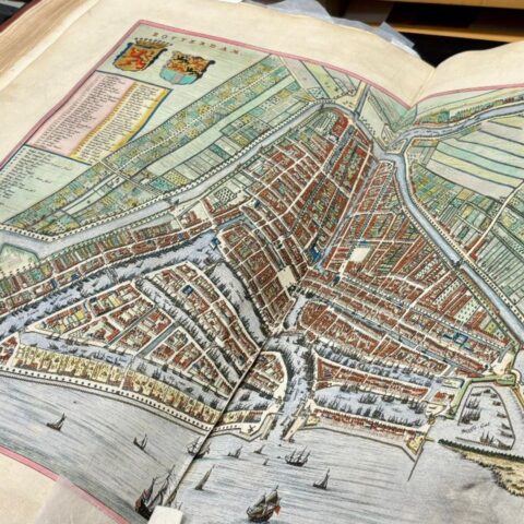 Atlassen van bijna 400 jaar oud worden gerestaureerd in Rotterdam