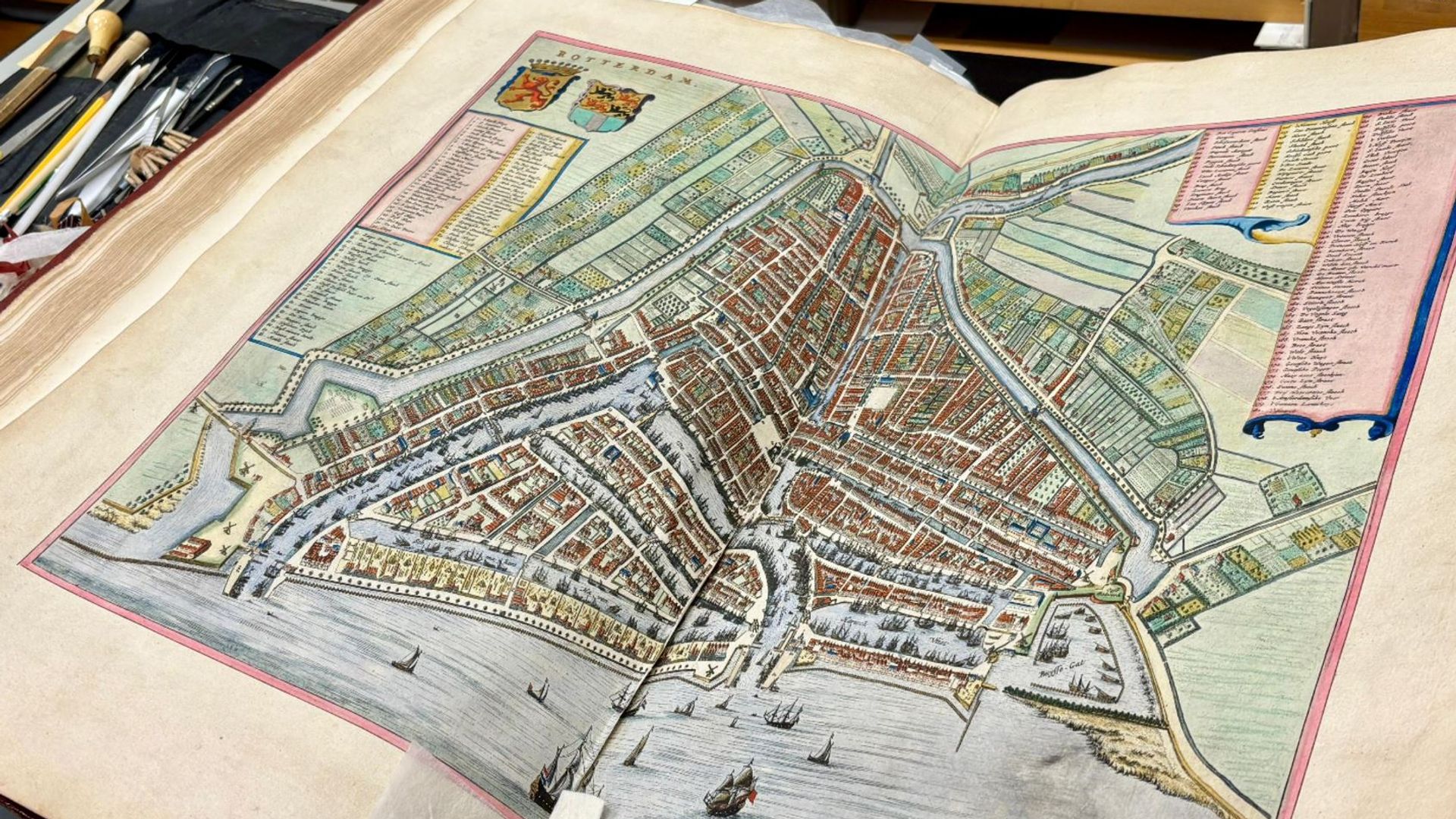Atlassen van bijna 400 jaar oud worden gerestaureerd in Rotterdam
