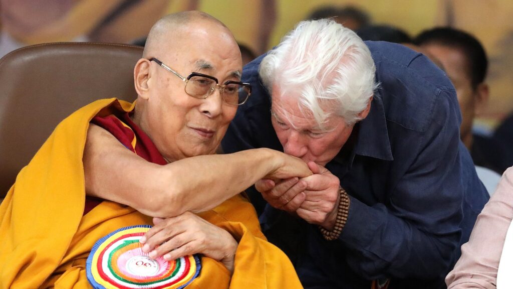 Dalai lama viert 90e verjaardag met knuffel van acteur Richard Gere