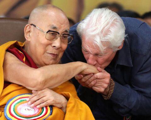 Dalai lama viert 90e verjaardag met knuffel van acteur Richard Gere