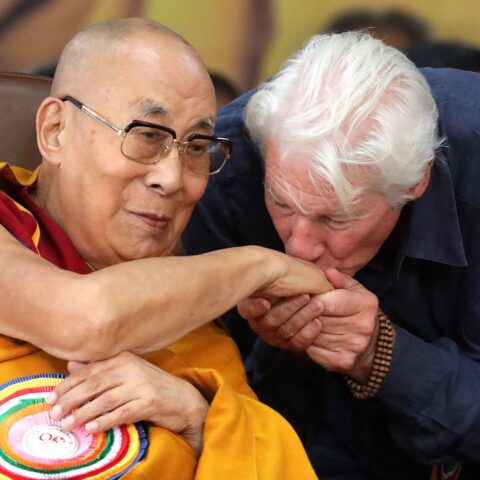 Dalai lama viert 90e verjaardag met knuffel van acteur Richard Gere