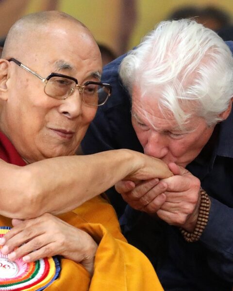 Dalai lama viert 90e verjaardag met knuffel van acteur Richard Gere